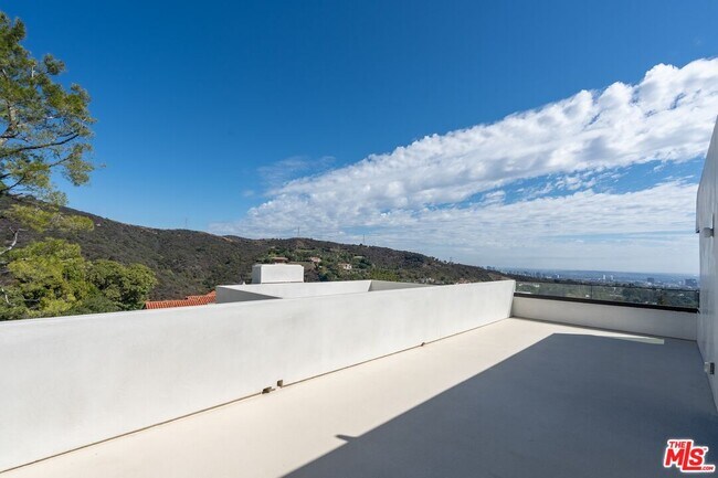 Building Photo - 2501 Banyan Dr