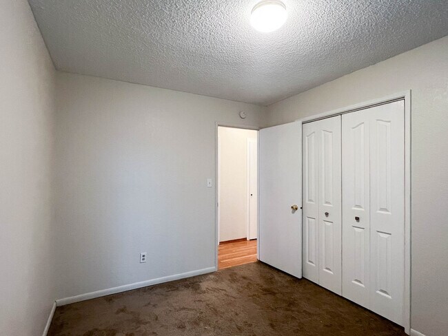 Building Photo - 1235 Crescent Dr