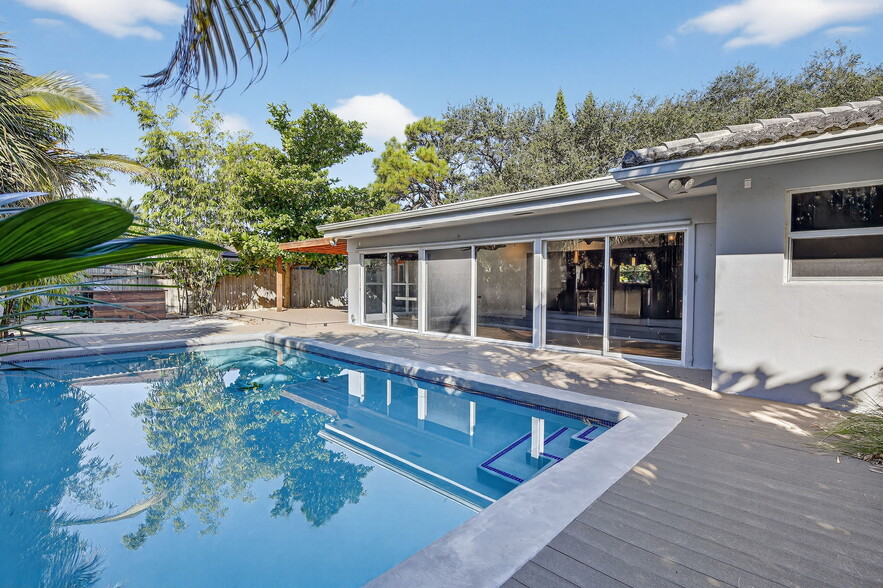 Building Photo - 2740 NE 34th St