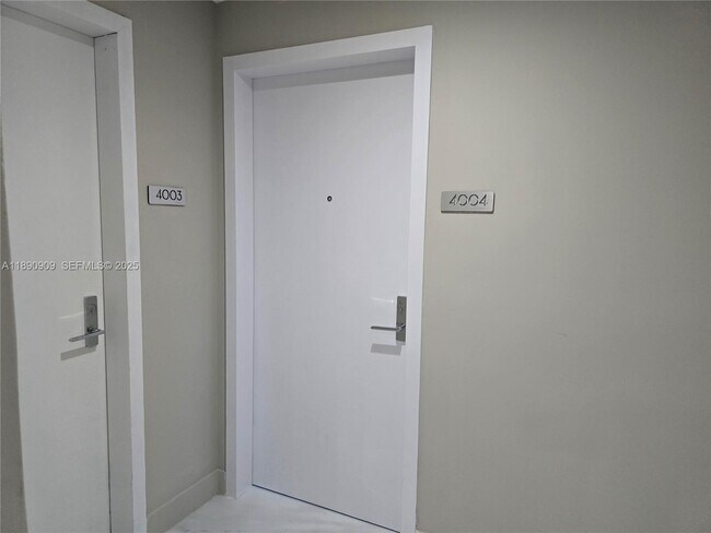 Building Photo - 700 NE 24th St