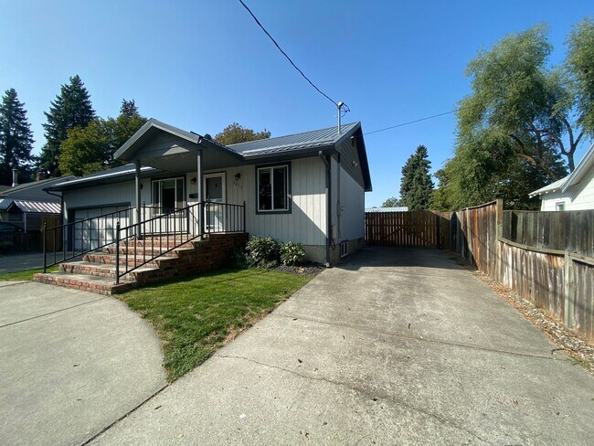 Building Photo - Move-in Special-One month free rent!! 4 be...