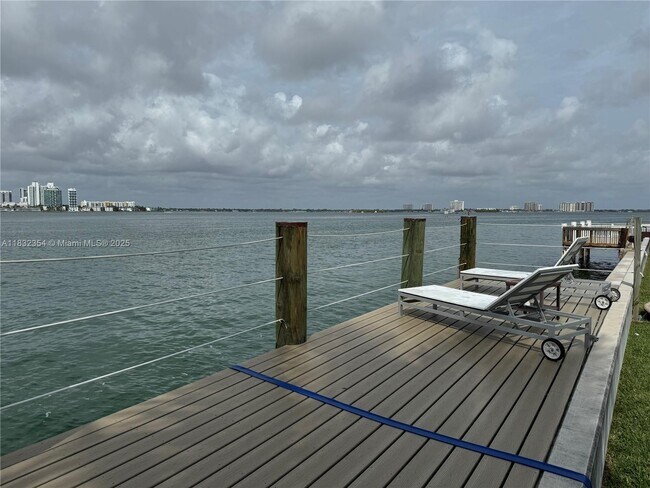 Building Photo - 2250 Bay Dr