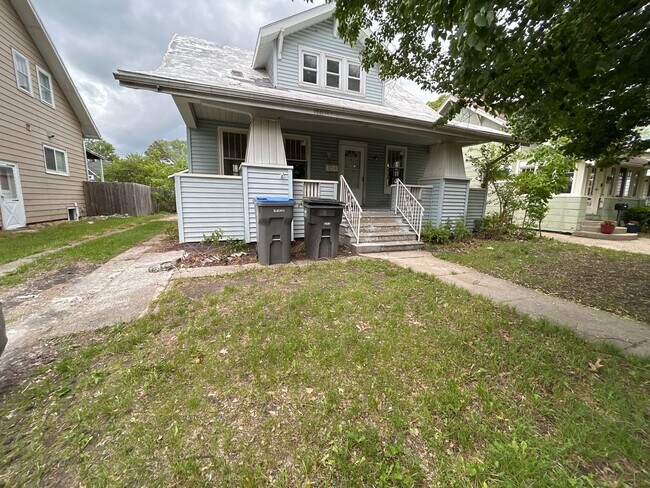 Building Photo - 1714 Roys Ave