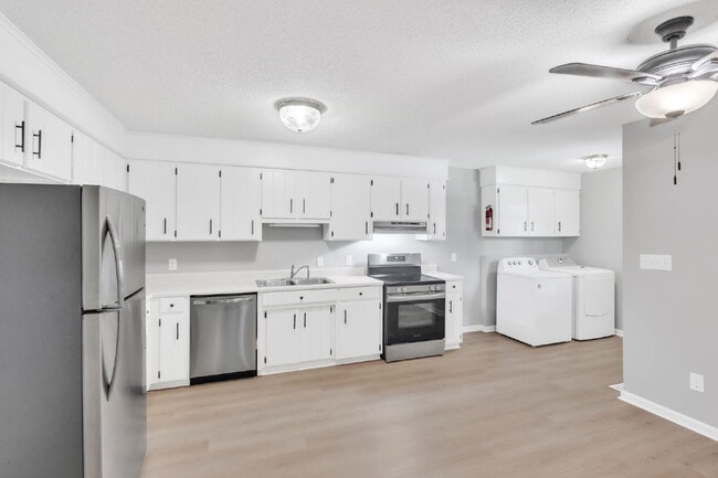 Building Photo - Discover Comfort and Convenience! Prime Bo...