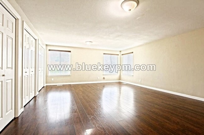 Building Photo - 4 Bed, 2 Bath Home in Well Established Nei...