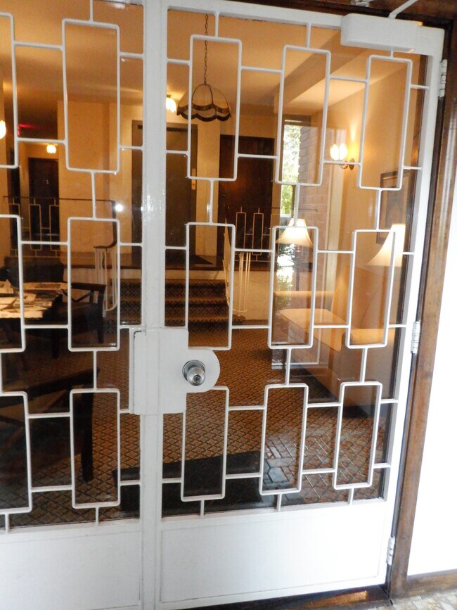 Building Photo - 787 Farmington Ave