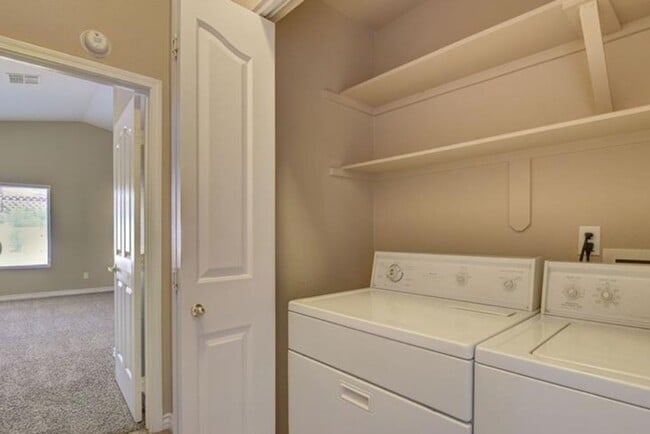 Building Photo - Single Story Gem!