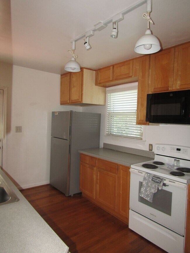 Building Photo - Gorgeous, Completely renovated 3 bedroom
