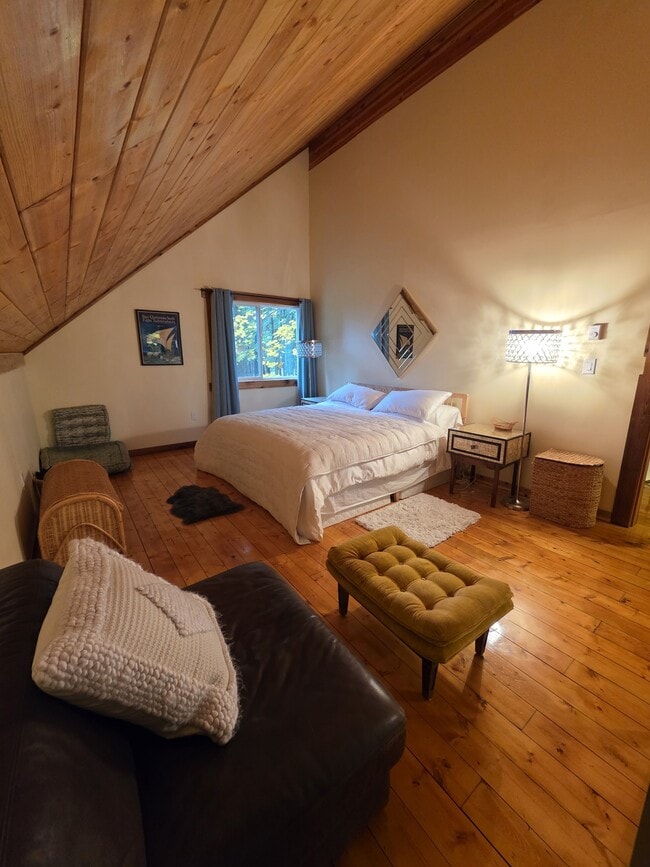 Building Photo - 713 Claire Ln