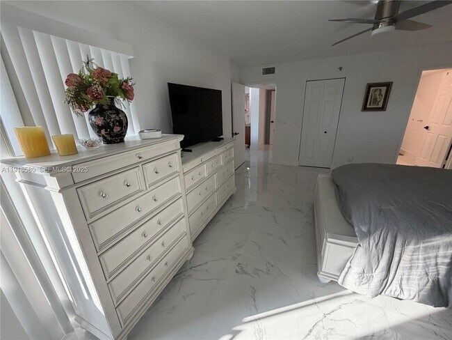 Building Photo - 7290 Kinghurst Dr