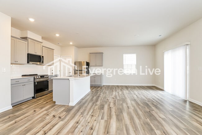 Building Photo - 5519 Hydrangea St