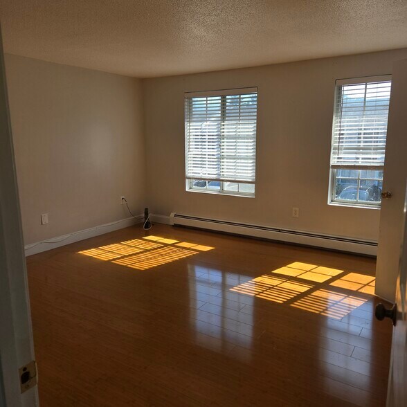 Building Photo - 945 Riverside Dr