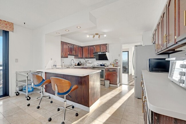 Building Photo - 1733 Harmon Cove Tower