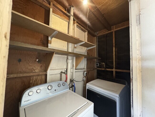 Building Photo - 2 Bedroom 1 Bathroom with W/D