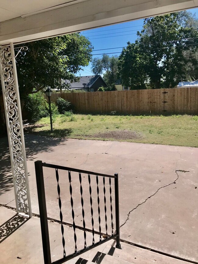 Building Photo - 4 Bedroom, 2 Bath in Sunset Terrace!