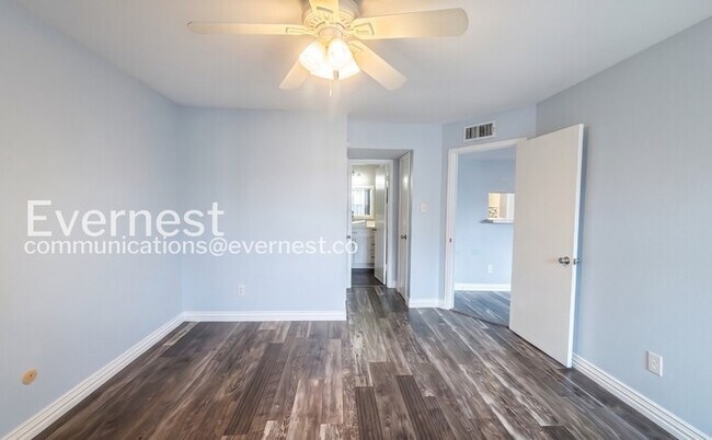 Building Photo - 2 Bed/2 Bath Condo with Modern Amenities / Available Now!
