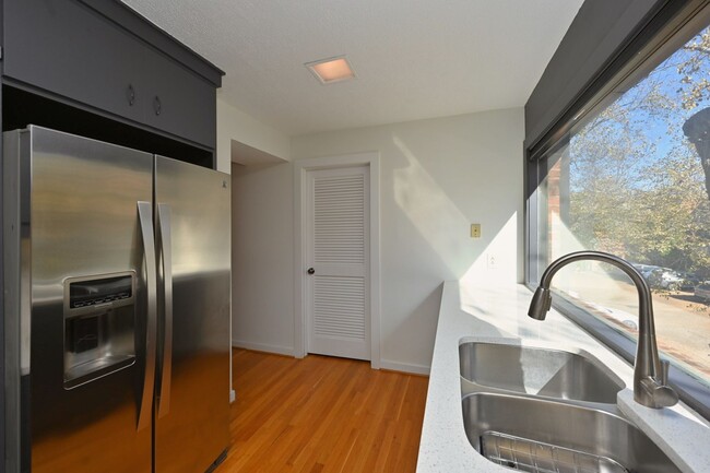 Building Photo - **PERFECTLY SITUATED TOWNHOME IN GREEN HIL...