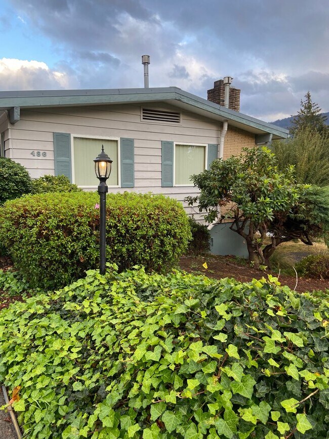 Building Photo - Charming Mid Century Home with Stunning River Views in Stevenson, WA