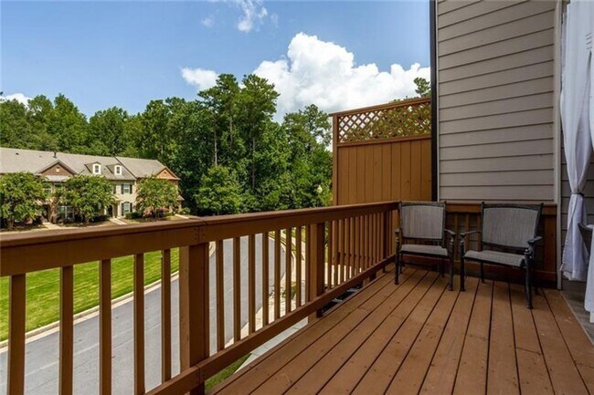 Building Photo - Large 3 Bedroom Luxury Townhome on Silver ...