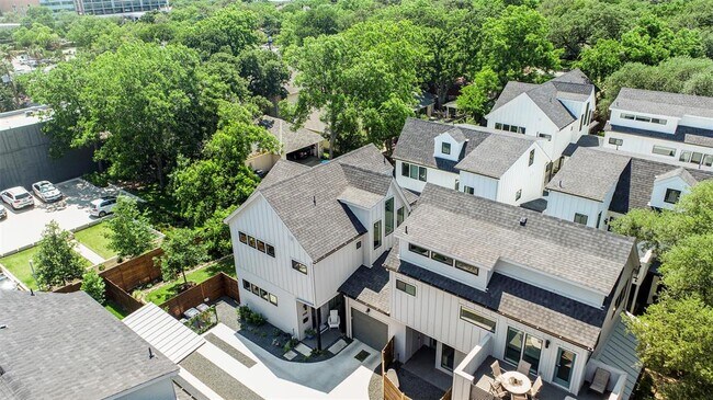 Building Photo - 1217 1/2 W 39th St