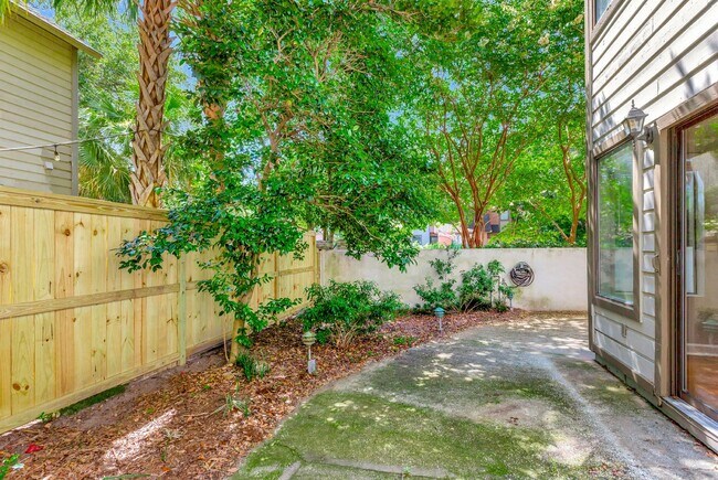 Building Photo - Prime Location Near Ravenel Bridge & Charl...