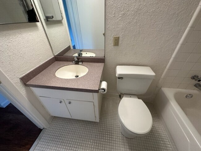 Building Photo - 3830 Country Club Rd