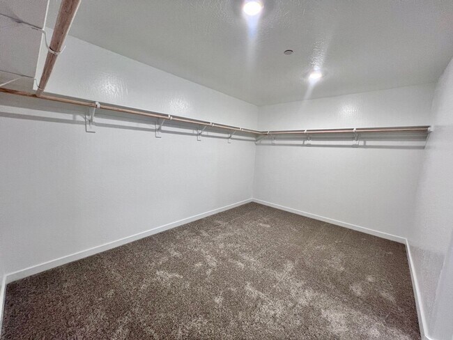 Building Photo - $2,950 Ashlan & Highland - Clovis 4 Bedroom/ Solar Panels/ Tesla Power Wall