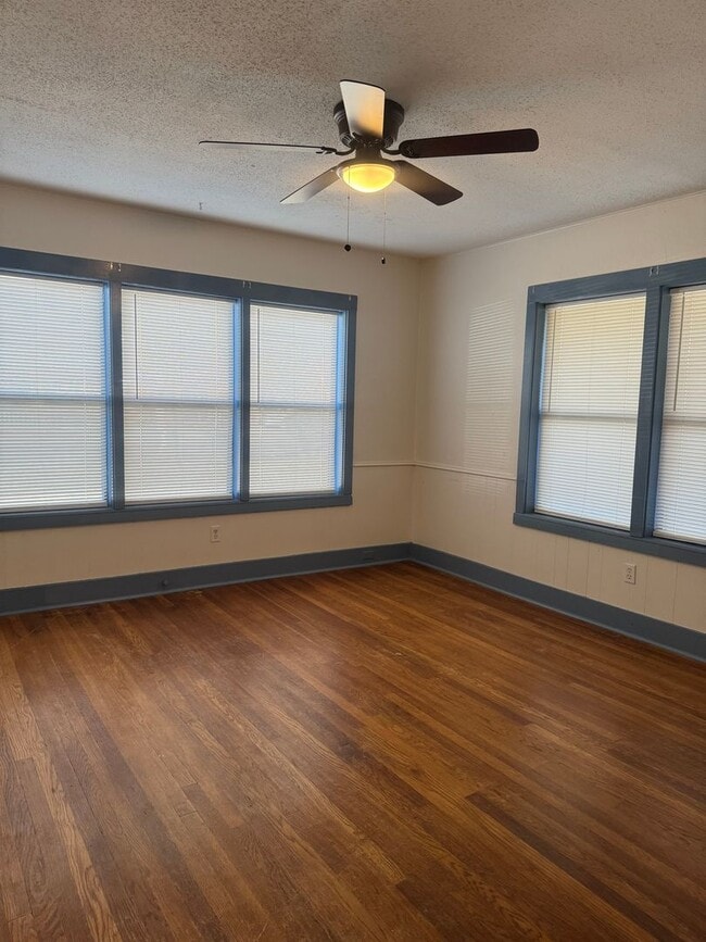 Building Photo - Adorable 2/1 !!! walking distance to the e...