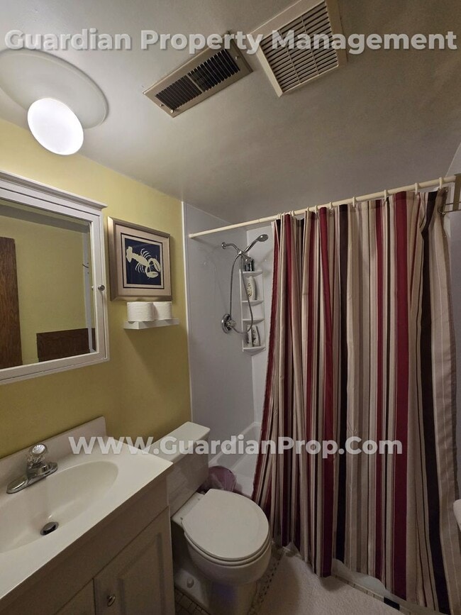 Building Photo - Split Level Home in Roseville Available 8/...