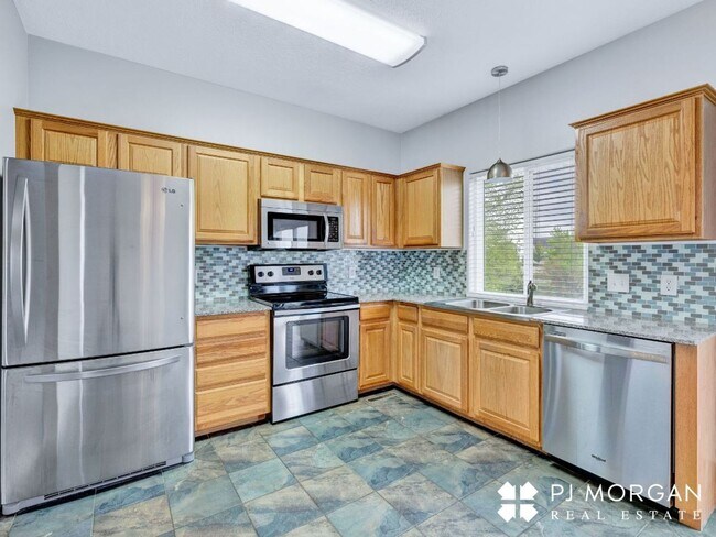 Building Photo - Charming 3 bedroom, 2 bathroom Duplex with 2 Car Garage - COMING SOON