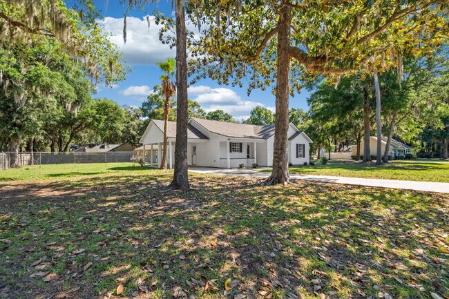 Building Photo - 3 Bedroom 2 bath home on a corner lot in the Telfair community