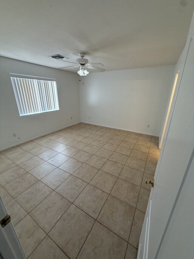 Building Photo - 4942 S Rinaldi Dr
