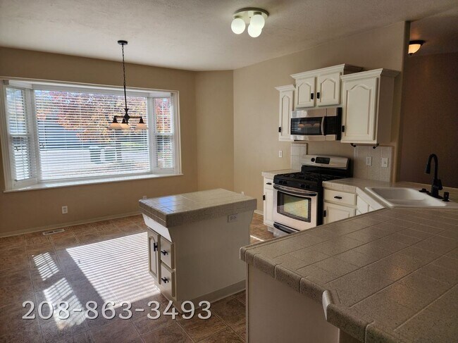 Building Photo - 2386 E Three Bars Dr