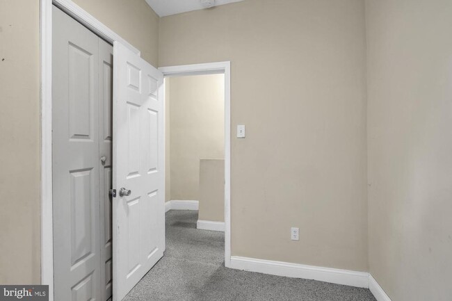 Building Photo - 443 Emily St