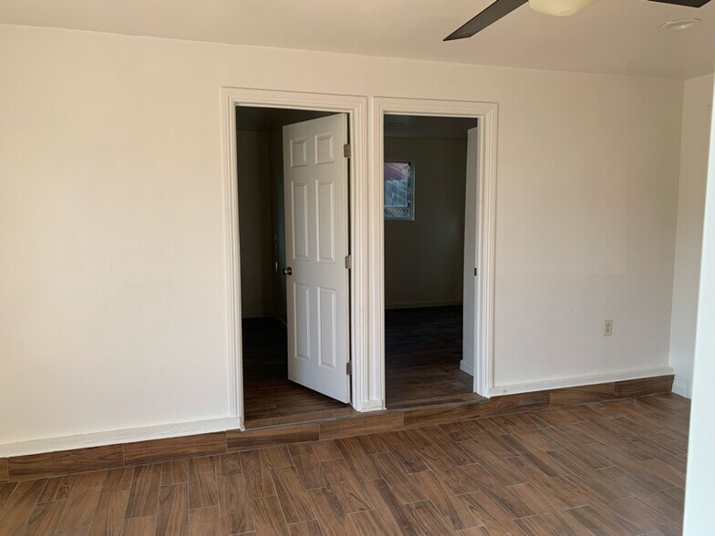 Building Photo - 519 W 219th St