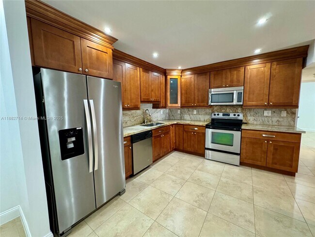 Building Photo - 10768 N Kendall Dr