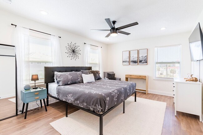 Building Photo - Fully Furnished + Utilities Included Beach...