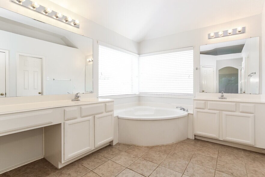 Building Photo - 17902 Scenic Oaks Dr