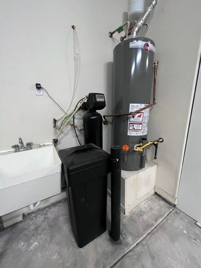 Building Photo - 3 Bed 2 Bath Golf Gated Community Pet Friendly,Boat Garage. Bullhead Parkway