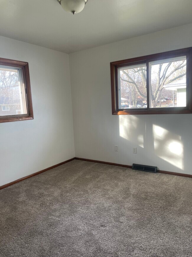 Building Photo - 5812 SW 12th St