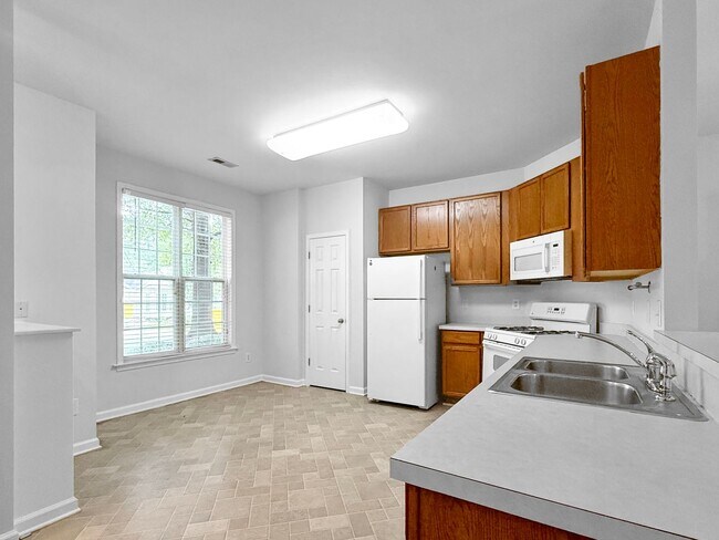 Building Photo - WITH 13 month lease NO RENT PAYMENT ON SECOND MONTH'S RENT !! Beautiful 3BR 2.5BA Townhome w/ Fen...