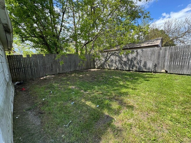 Building Photo - 9927 Beaconsfield St