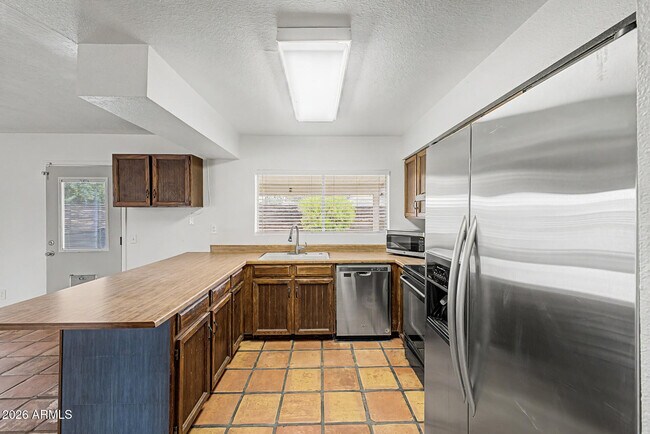 Building Photo - 1134 W Hermosa Dr
