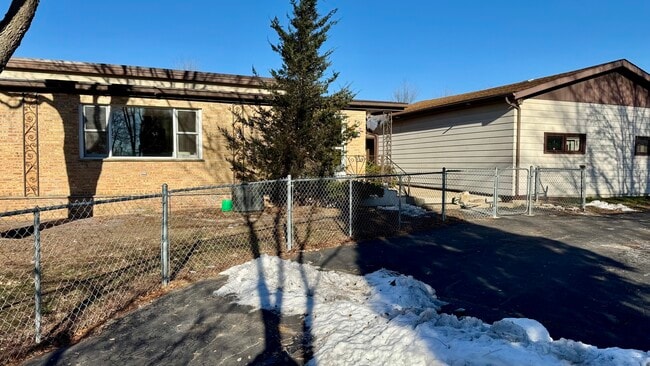 Building Photo - 304 E Hawthorne Dr