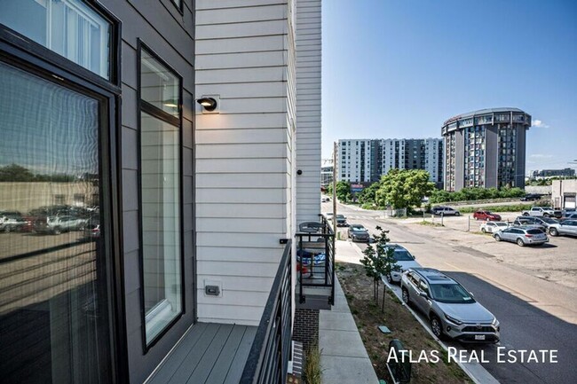 Building Photo - 2 Bed 2.5 Bath Condo in the Heart of LoHi ...