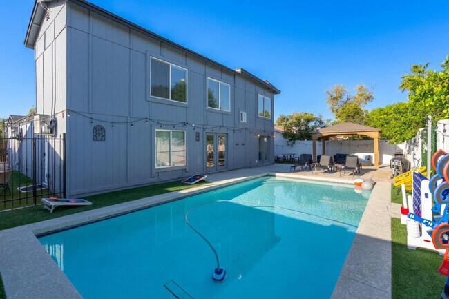 Building Photo - 3733 E Dahlia Dr