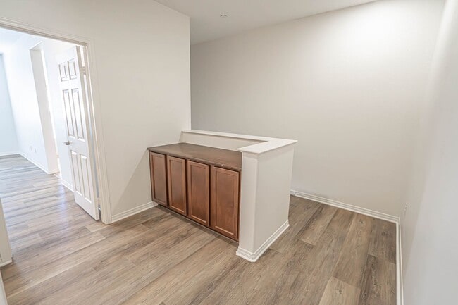 Building Photo - 3 Bedroom Townhome for Rent in Valencia!
