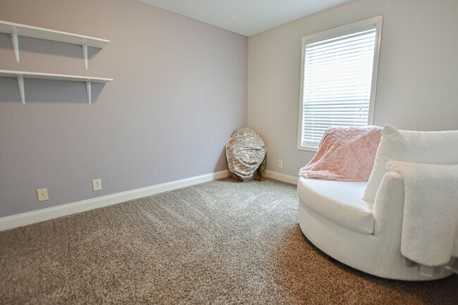 Building Photo - Pet Friendly Four Bedroom!