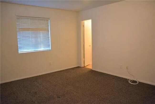 Building Photo - 3 Bedroom 2 bath home!