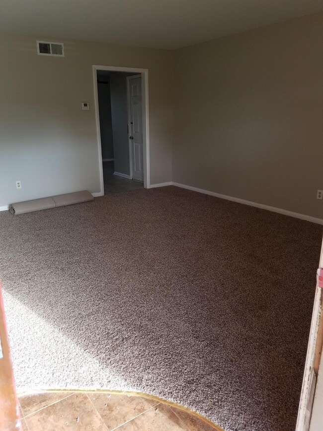 Building Photo - 2113 Henderson Dr